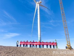 華電喀什風(fēng)電項(xiàng)目首臺(tái)風(fēng)機(jī)吊裝完成